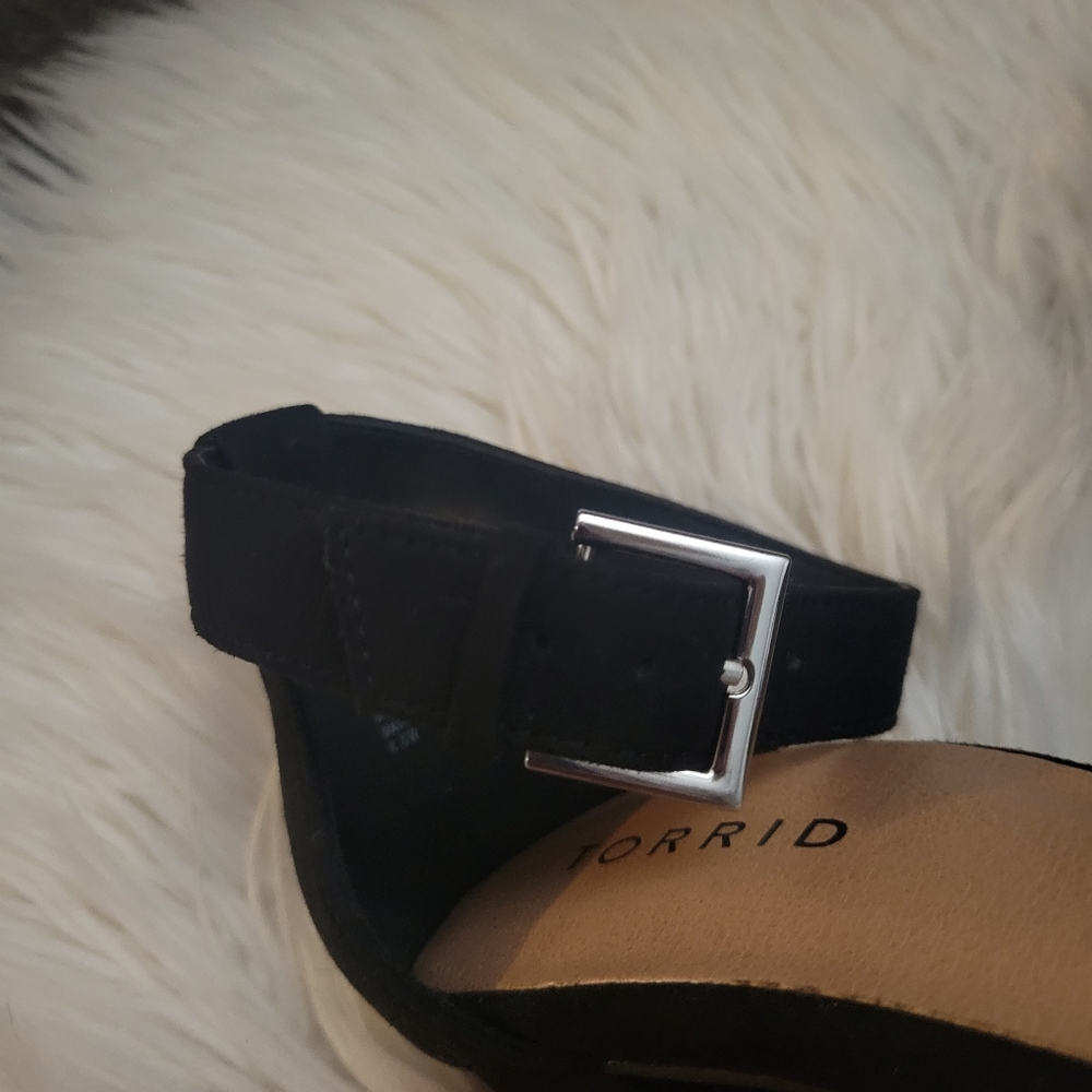 TORRID TWO STRAP TAPERED HEEL SANDAL SIZE 8.5 WIDE - Picture 9 of 12